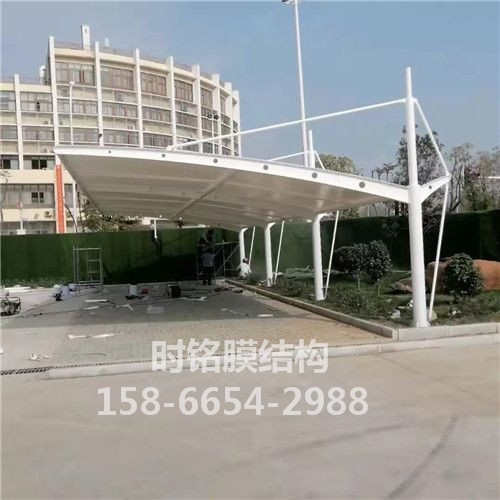 膜結構停車棚
